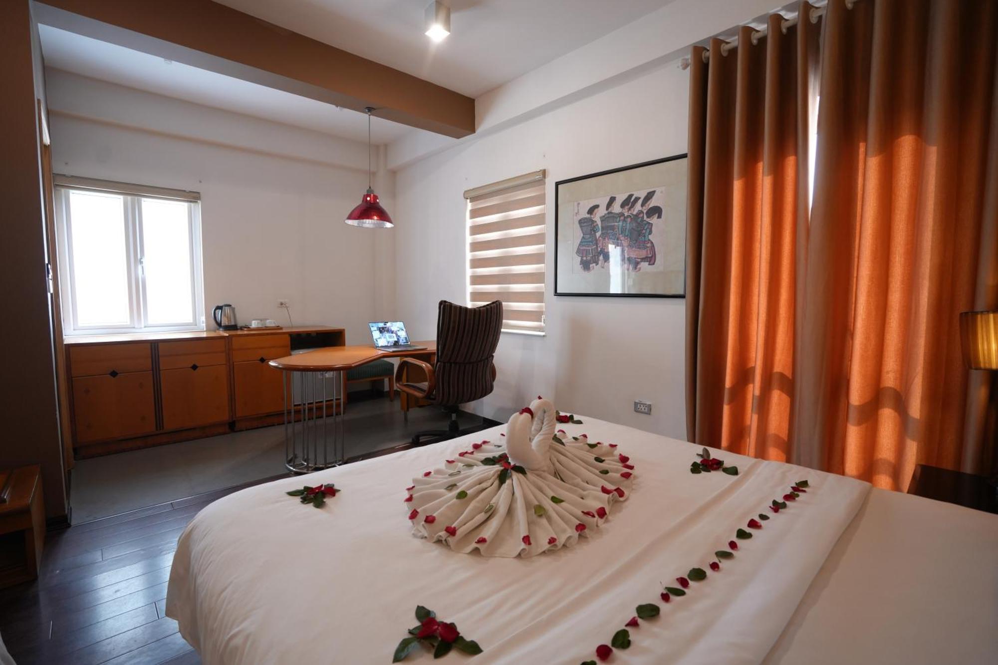 Golden Sunshine Villa Hotel And Travel Ханой Экстерьер фото